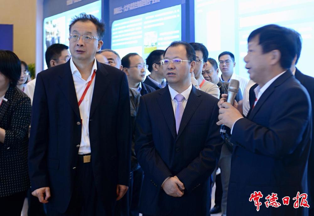 与会领导嘉宾参观项目展示