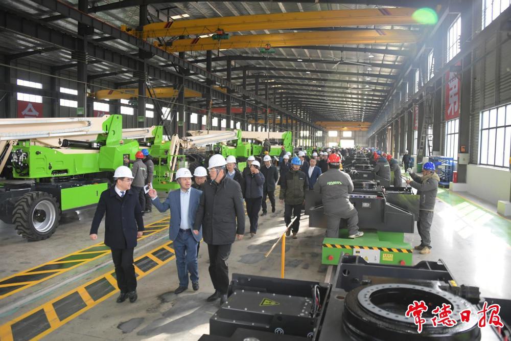 市委书记罗毅君，市委副书记、市长周振宇一行在金达润腾（湖南）智能装备有限公司观摩考察